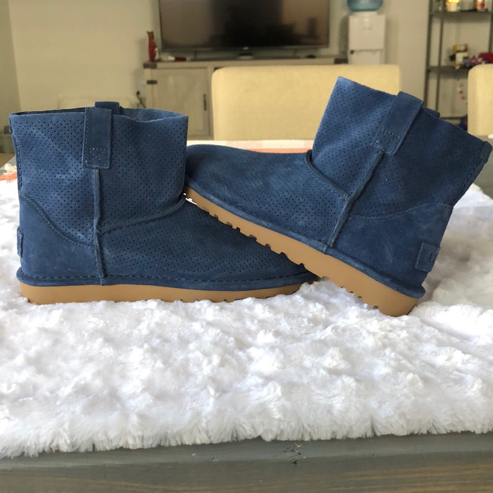 NEW Uggs Short Blue Suede